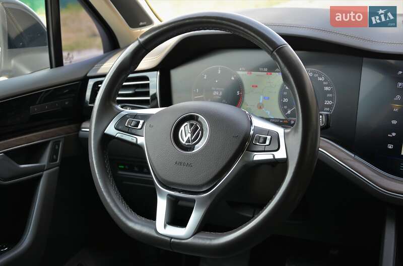 Внедорожник / Кроссовер Volkswagen Touareg 2019 в Киеве