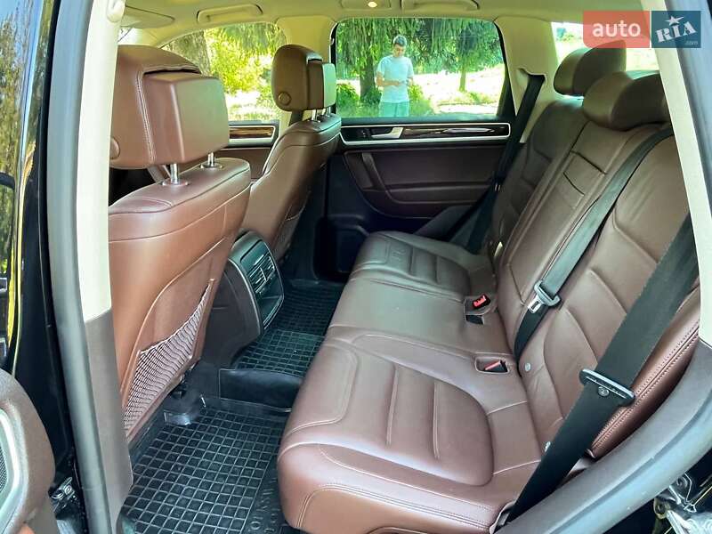 Внедорожник / Кроссовер Volkswagen Touareg 2013 в Дубно