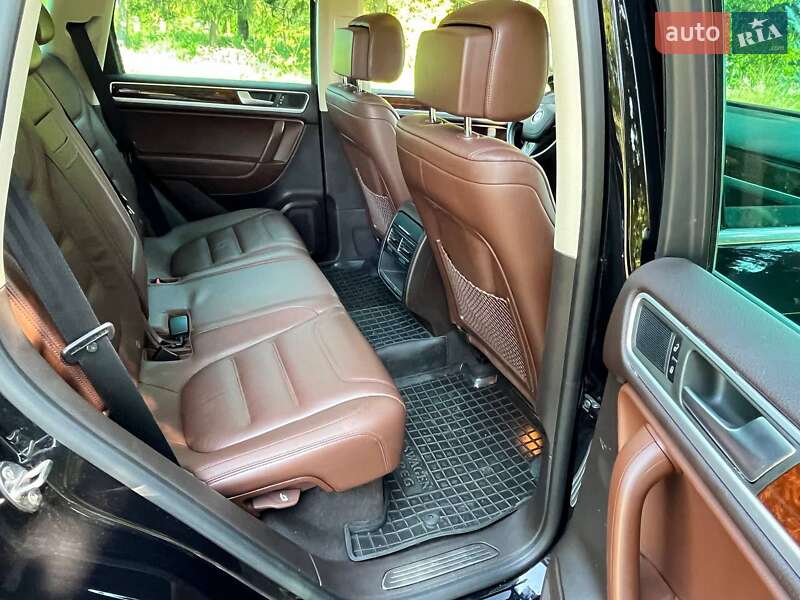 Внедорожник / Кроссовер Volkswagen Touareg 2013 в Дубно