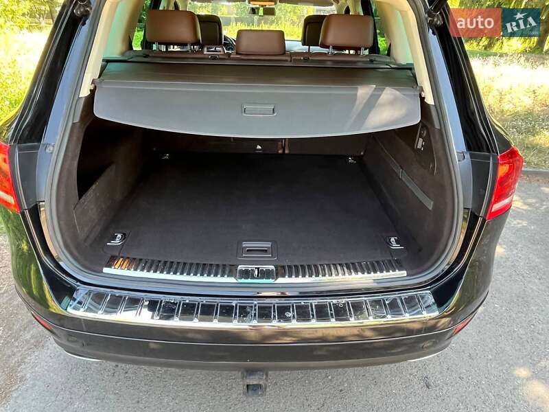 Внедорожник / Кроссовер Volkswagen Touareg 2013 в Дубно