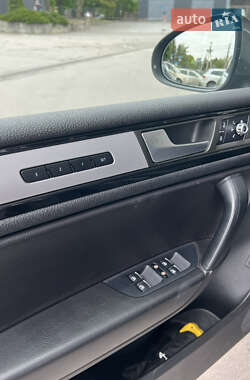 Внедорожник / Кроссовер Volkswagen Touareg 2013 в 