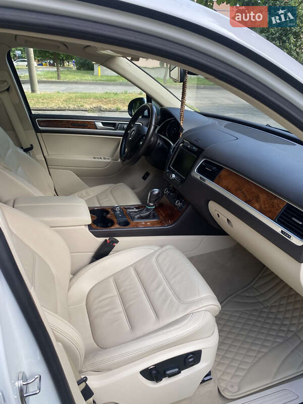 Внедорожник / Кроссовер Volkswagen Touareg 2013 в Умани