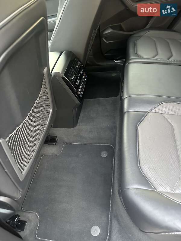 Позашляховик / Кросовер Volkswagen Touareg 2018 в Луцьку