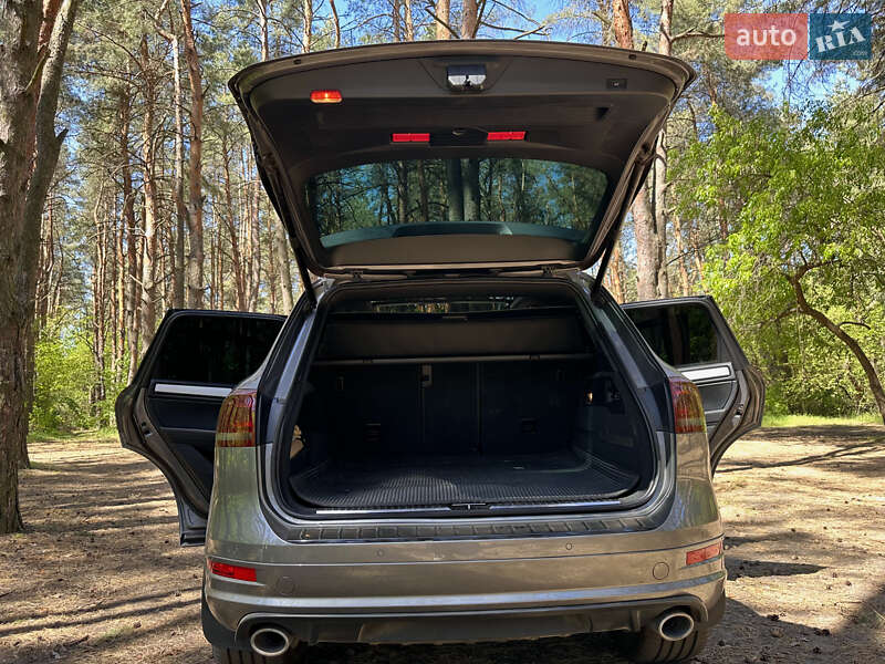 Внедорожник / Кроссовер Volkswagen Touareg 2013 в Кривом Роге