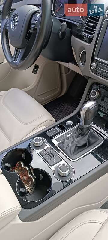 Внедорожник / Кроссовер Volkswagen Touareg 2015 в Днепре