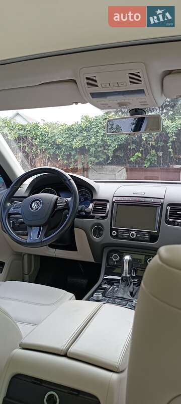 Внедорожник / Кроссовер Volkswagen Touareg 2015 в Днепре