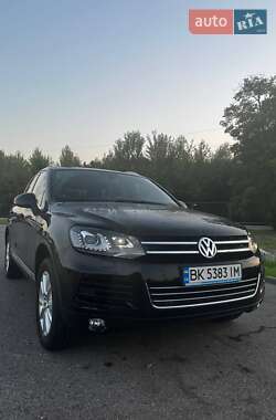 Внедорожник / Кроссовер Volkswagen Touareg 2014 в Ровно