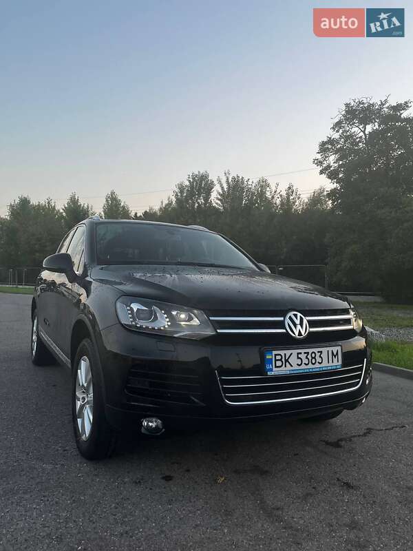 Внедорожник / Кроссовер Volkswagen Touareg 2014 в Ровно