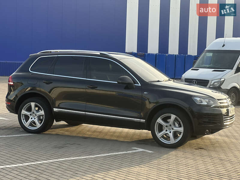 Внедорожник / Кроссовер Volkswagen Touareg 2014 в Дубно