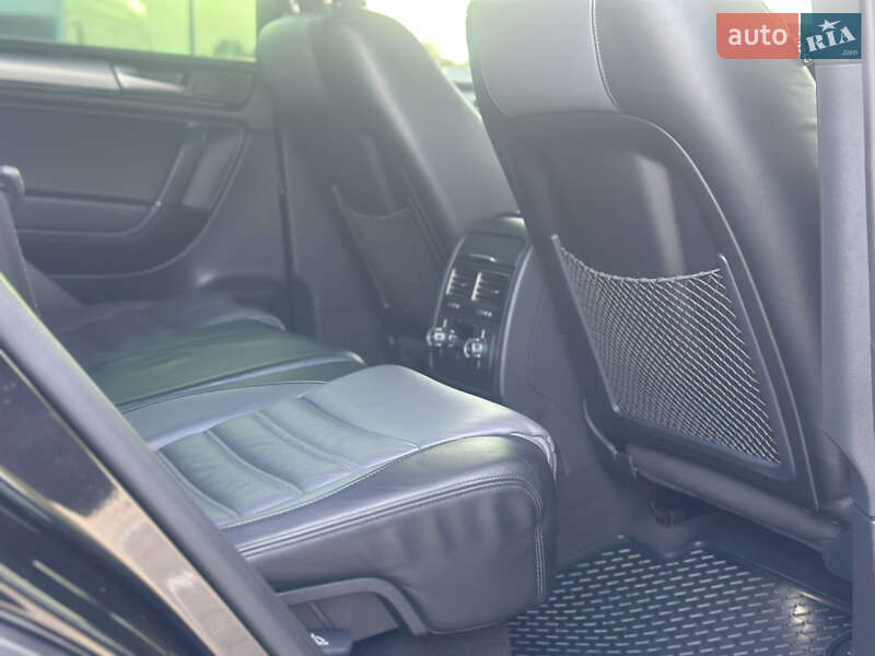 Внедорожник / Кроссовер Volkswagen Touareg 2014 в Дубно