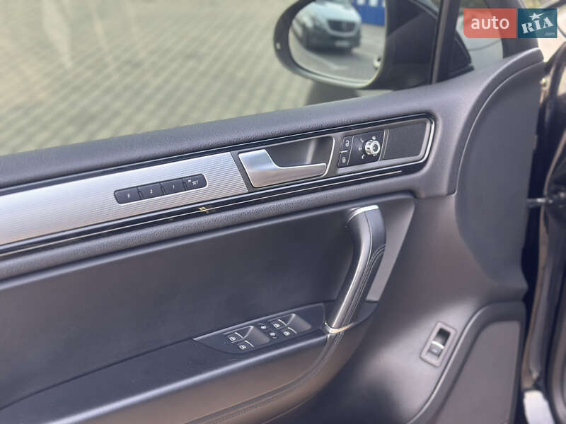 Внедорожник / Кроссовер Volkswagen Touareg 2014 в Дубно
