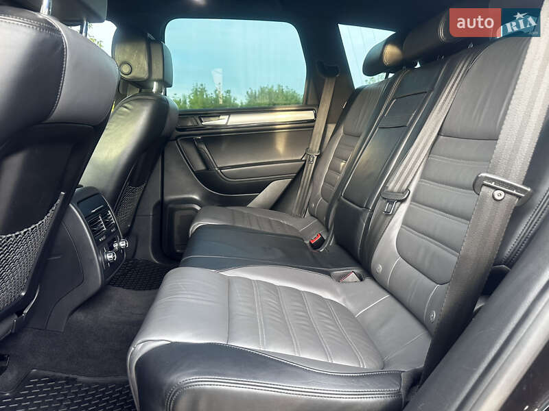 Внедорожник / Кроссовер Volkswagen Touareg 2014 в Дубно