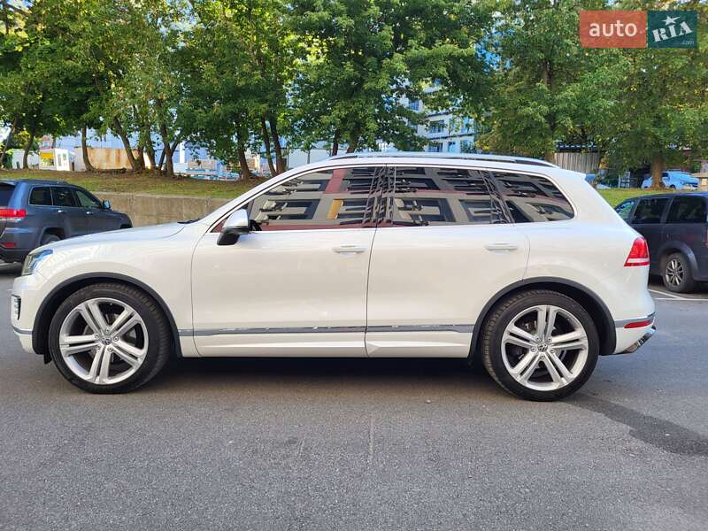 Внедорожник / Кроссовер Volkswagen Touareg 2015 в Херсоне