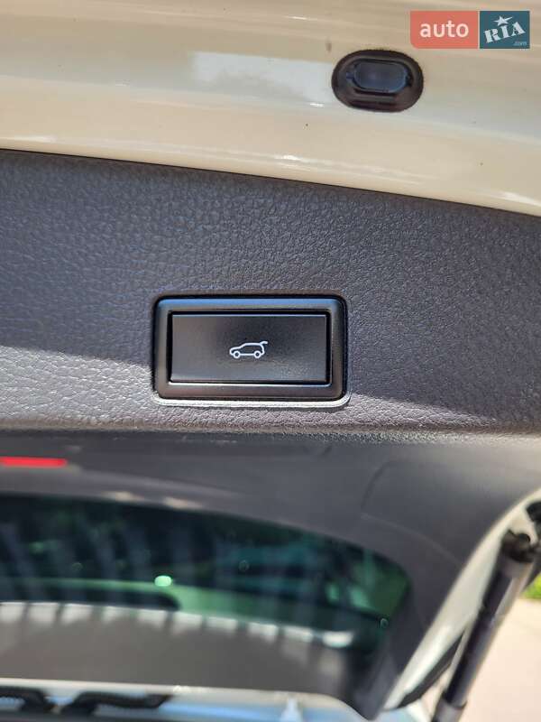 Внедорожник / Кроссовер Volkswagen Touareg 2015 в Херсоне