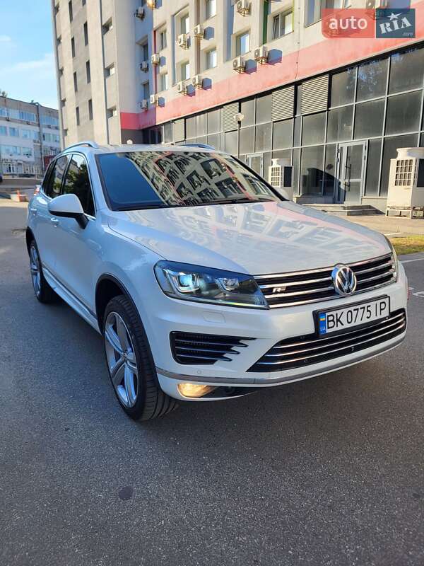 Внедорожник / Кроссовер Volkswagen Touareg 2015 в Херсоне