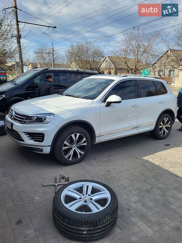 Внедорожник / Кроссовер Volkswagen Touareg 2015 в Херсоне