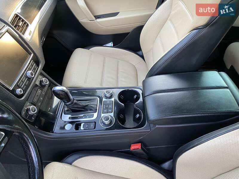Позашляховик / Кросовер Volkswagen Touareg 2015 в Яворові