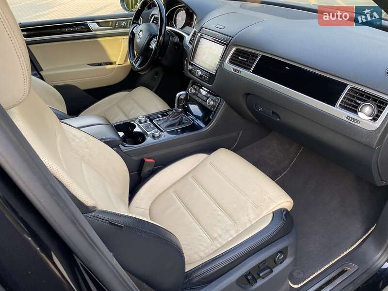 Позашляховик / Кросовер Volkswagen Touareg 2015 в Яворові