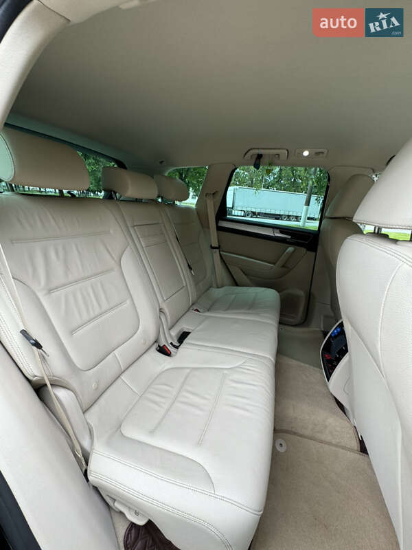 Внедорожник / Кроссовер Volkswagen Touareg 2015 в Волочиске