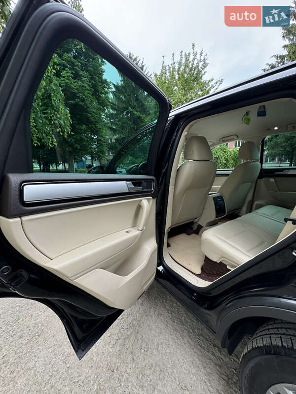 Внедорожник / Кроссовер Volkswagen Touareg 2015 в Волочиске