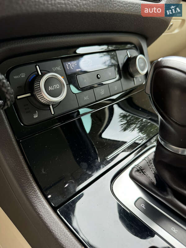 Внедорожник / Кроссовер Volkswagen Touareg 2015 в Волочиске