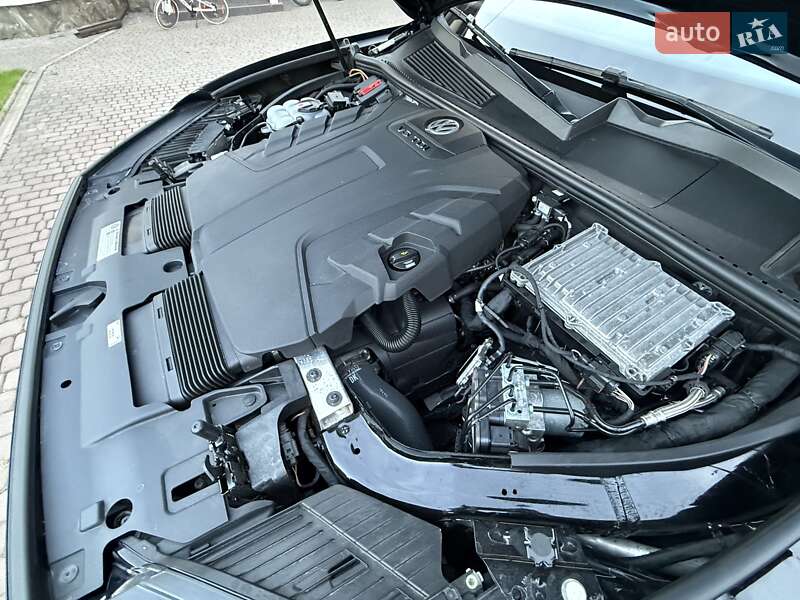 Позашляховик / Кросовер Volkswagen Touareg 2020 в Рівному