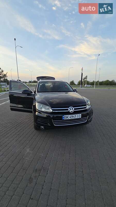 Внедорожник / Кроссовер Volkswagen Touareg 2013 в 