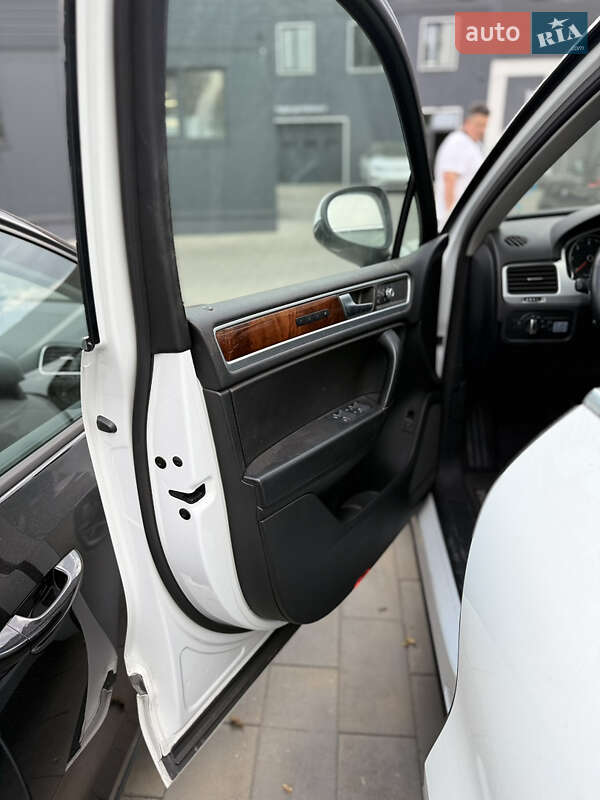 Внедорожник / Кроссовер Volkswagen Touareg 2014 в Киеве