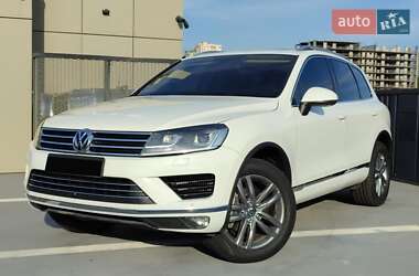 Позашляховик / Кросовер Volkswagen Touareg 2015 в Києві