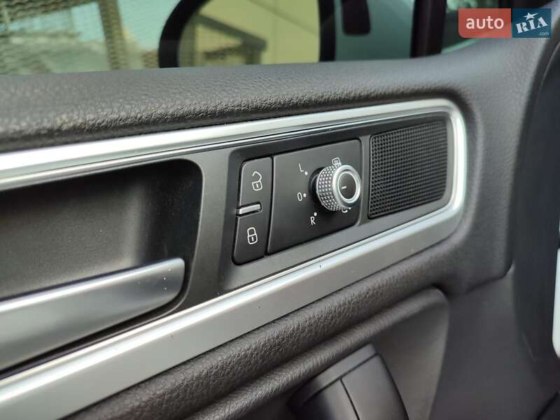 Внедорожник / Кроссовер Volkswagen Touareg 2015 в Киеве фото 17 Внедорожник / Кроссовер Volkswagen Touareg 2015 в Киеве