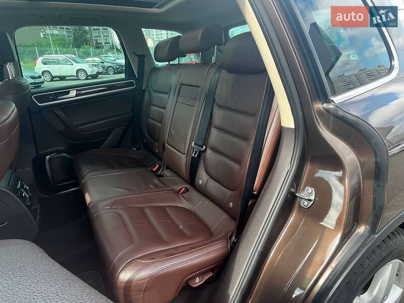 Внедорожник / Кроссовер Volkswagen Touareg 2011 в Киеве