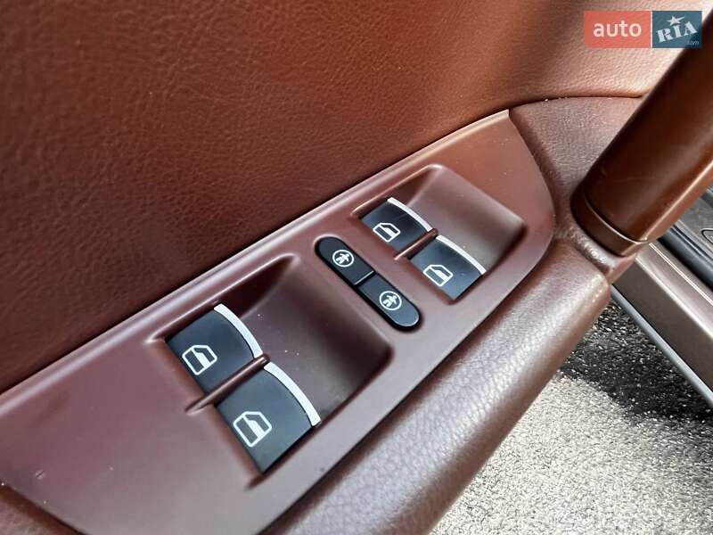 Внедорожник / Кроссовер Volkswagen Touareg 2011 в Киеве
