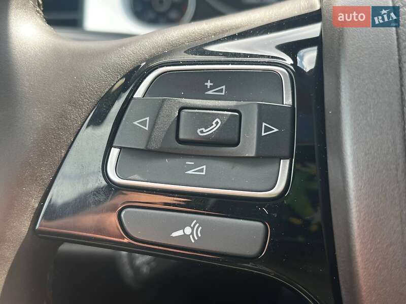 Внедорожник / Кроссовер Volkswagen Touareg 2011 в Киеве