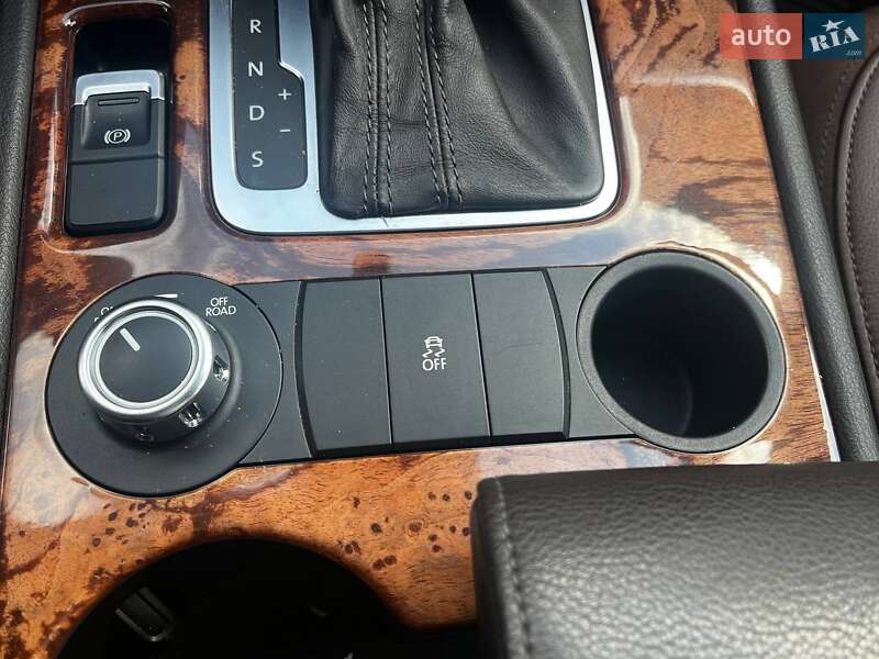 Внедорожник / Кроссовер Volkswagen Touareg 2011 в Киеве