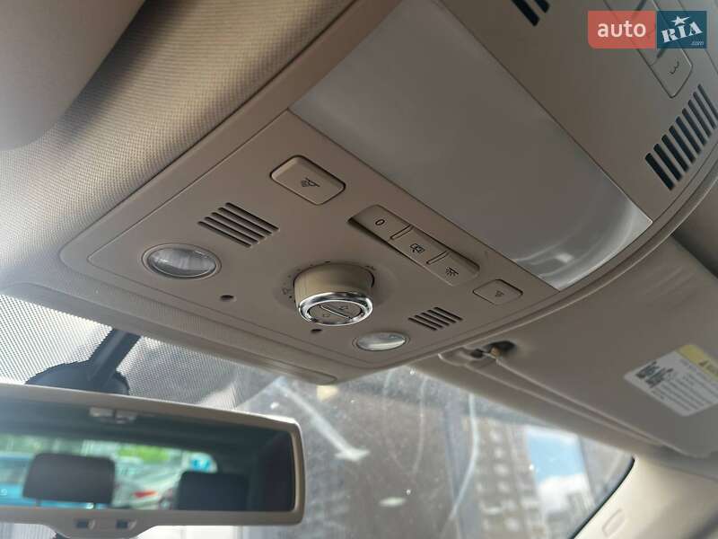Внедорожник / Кроссовер Volkswagen Touareg 2011 в Киеве