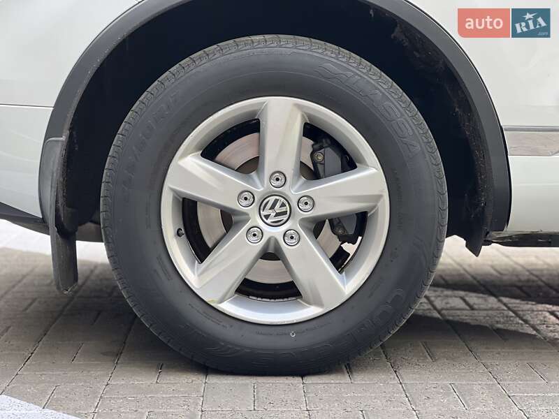 Внедорожник / Кроссовер Volkswagen Touareg 2013 в Киеве