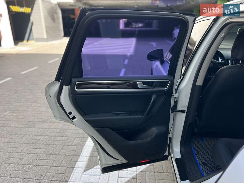 Внедорожник / Кроссовер Volkswagen Touareg 2013 в Киеве