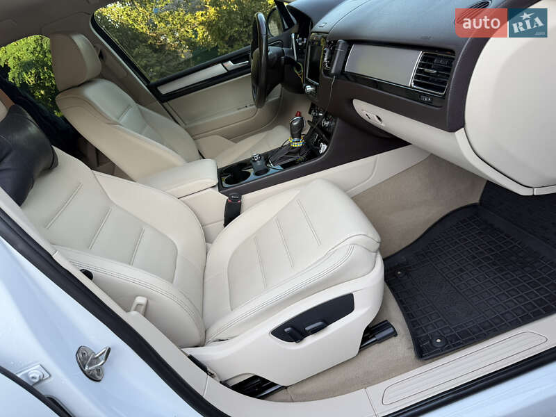 Внедорожник / Кроссовер Volkswagen Touareg 2011 в Днепре