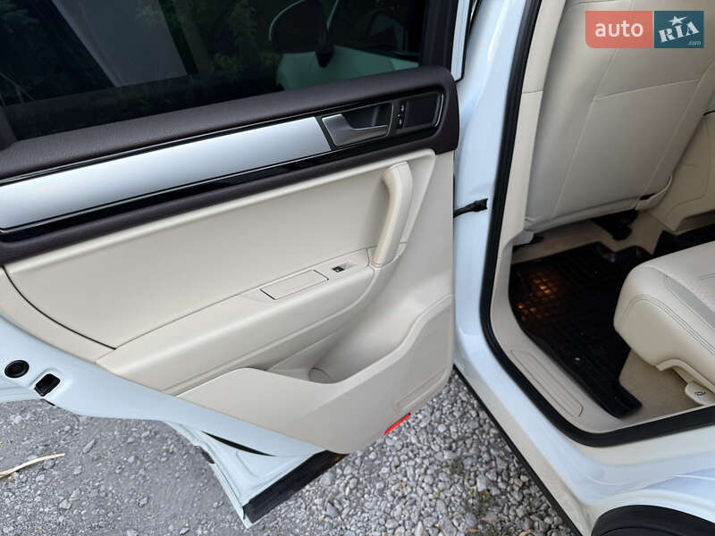 Внедорожник / Кроссовер Volkswagen Touareg 2011 в Днепре