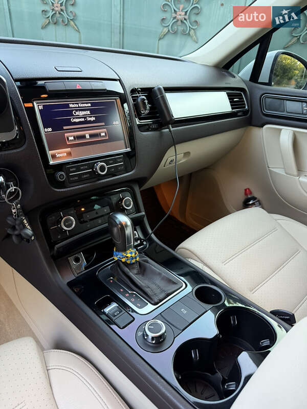 Внедорожник / Кроссовер Volkswagen Touareg 2011 в Днепре