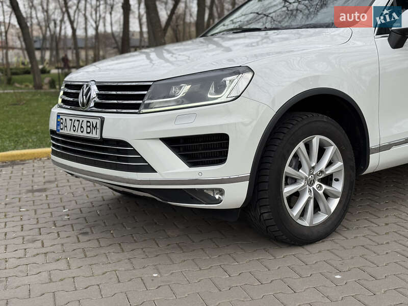 Внедорожник / Кроссовер Volkswagen Touareg 2015 в Александрие
