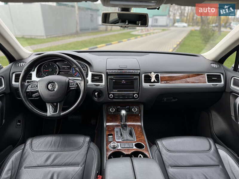 Внедорожник / Кроссовер Volkswagen Touareg 2015 в Александрие