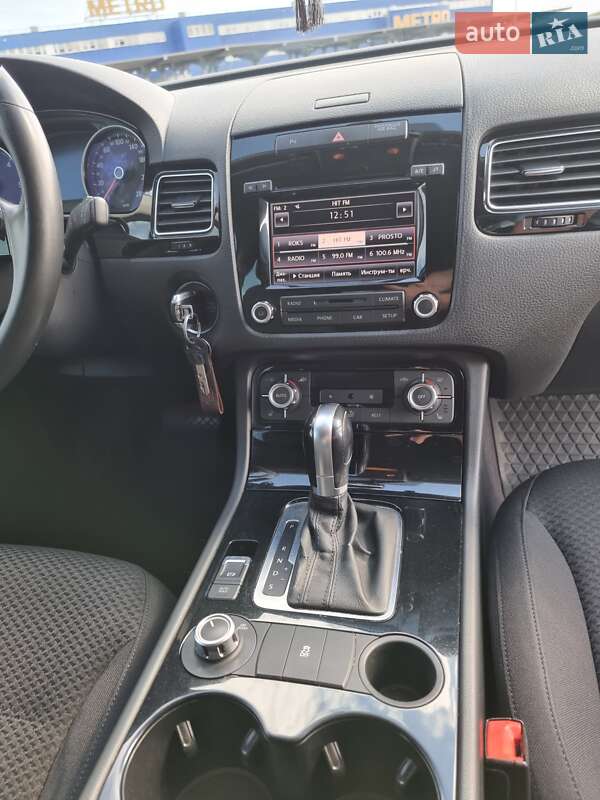Внедорожник / Кроссовер Volkswagen Touareg 2011 в Киеве