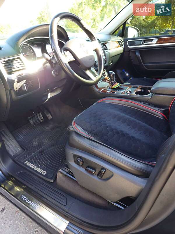 Внедорожник / Кроссовер Volkswagen Touareg 2014 в Полтаве