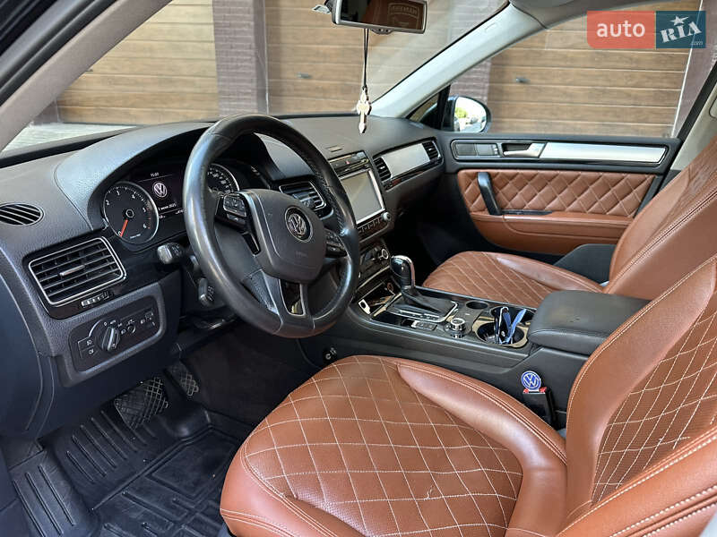 Внедорожник / Кроссовер Volkswagen Touareg 2012 в Одессе