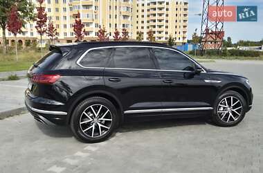 Внедорожник / Кроссовер Volkswagen Touareg 2018 в 