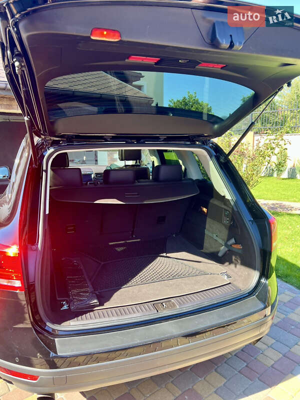 Внедорожник / Кроссовер Volkswagen Touareg 2016 в Киеве