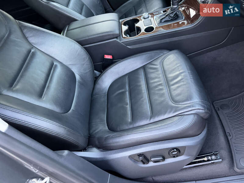 Внедорожник / Кроссовер Volkswagen Touareg 2015 в Харькове