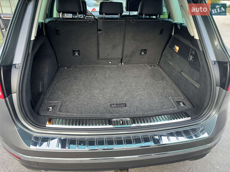 Внедорожник / Кроссовер Volkswagen Touareg 2015 в Харькове