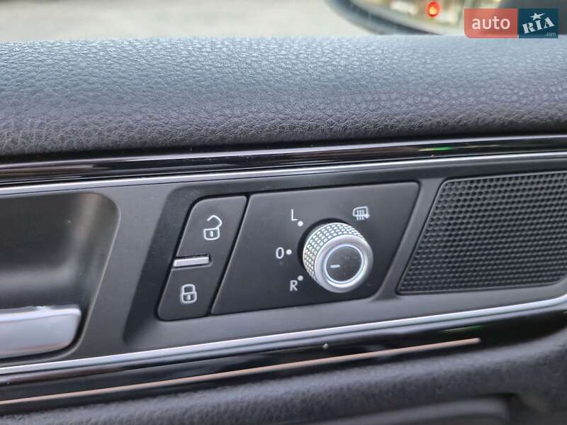 Внедорожник / Кроссовер Volkswagen Touareg 2015 в Одессе